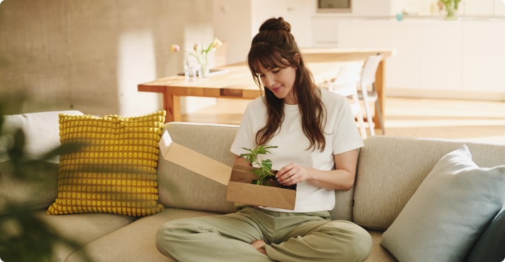 Kundin prüft Pflanzenlieferung